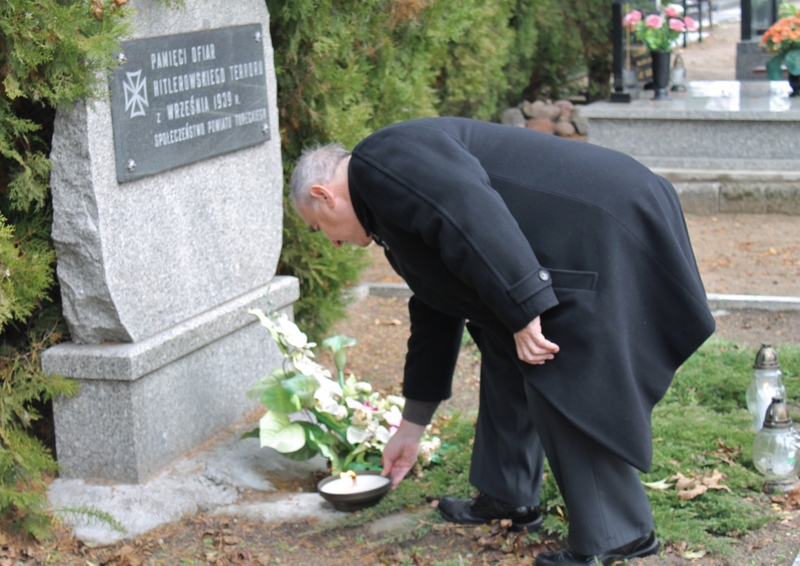 Władze Turku zapaliły znicz na cmentarzu komunalnym