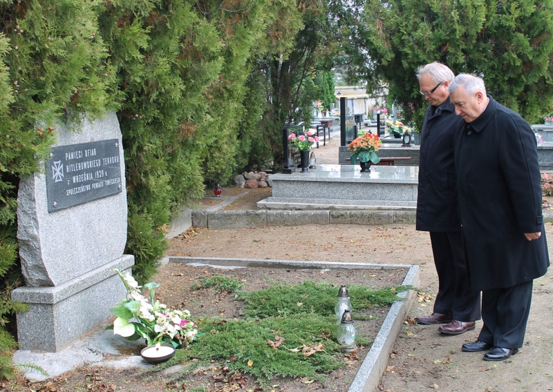 Władze Turku zapaliły znicz na cmentarzu komunalnym