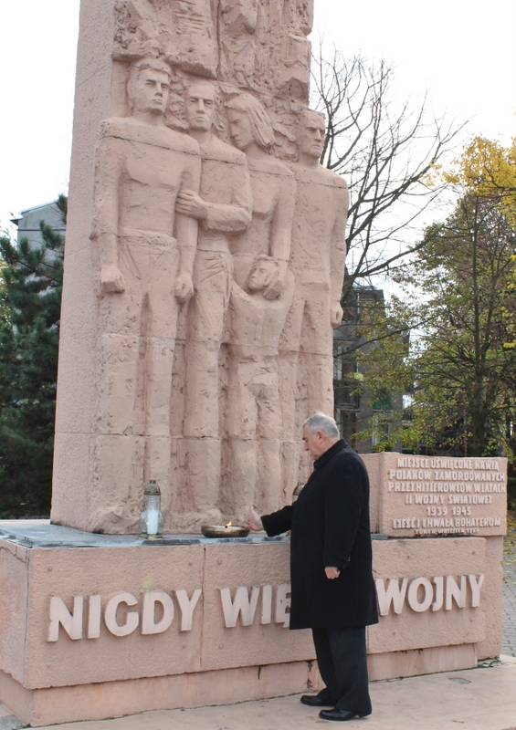 Władze Turku pod Pomnikiem Ofiar Wojny