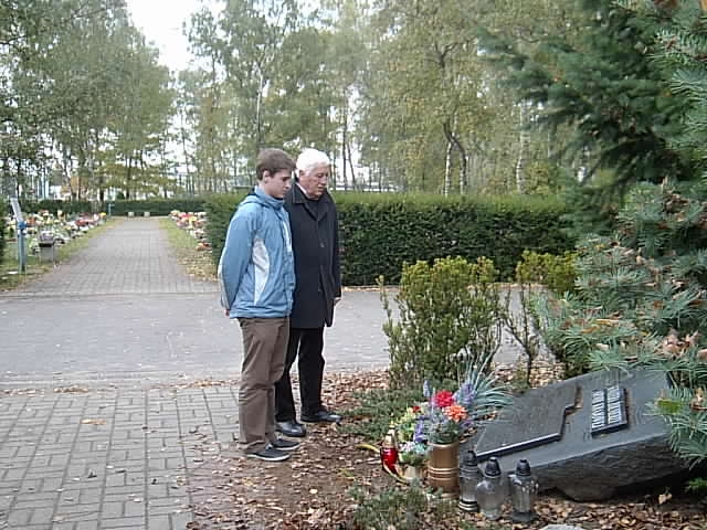 Szkolnego Koła Wielkopolskiego Stowarzyszenia Pamięci Armii Krajowej zapalili znicze na cmentarzu na Junikowie