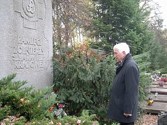 Szkolnego Koła Wielkopolskiego Stowarzyszenia Pamięci Armii Krajowej zapalili znicze na cmentarzu na Junikowie