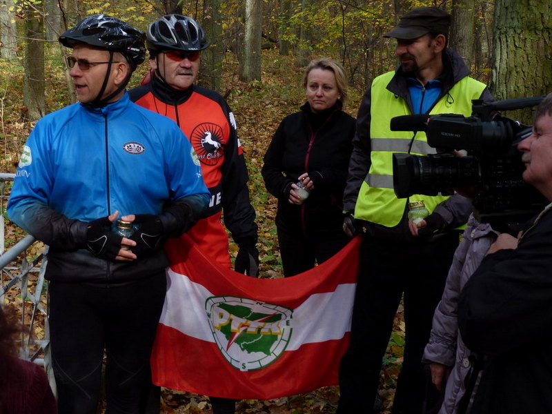 Członkowie PTTK Konin wzięli udział w rajdzie śladami miejsc pamięci