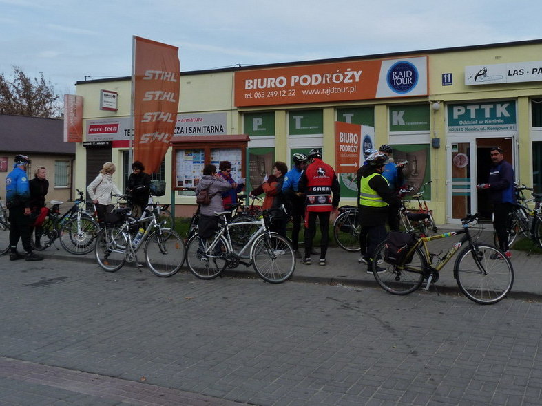 Członkowie PTTK Konin wzięli udział w rajdzie śladami miejsc pamięci