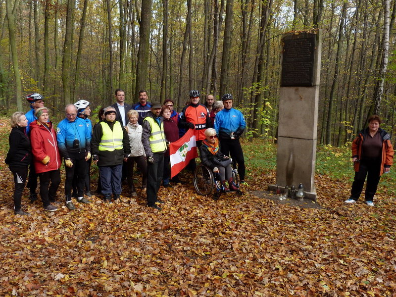 Członkowie PTTK Konin wzięli udział w rajdzie śladami miejsc pamięci