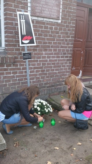 Uczniowie z Murowanej Gośliny zapalili znicze w miejscach pamięci