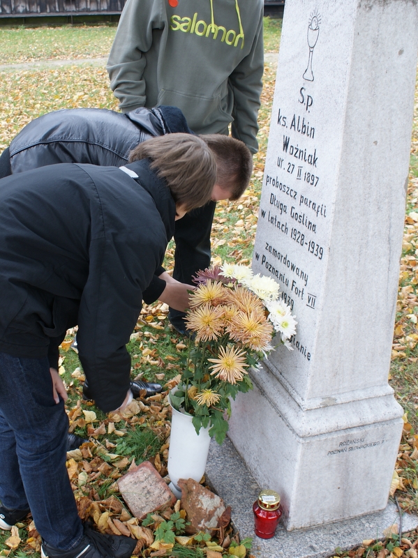 Uczniowie z Murowanej Gośliny zapalili znicze w miejscach pamięci