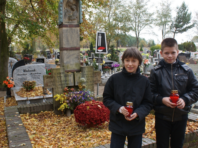 Uczniowie z Murowanej Gośliny zapalili znicze w miejscach pamięci