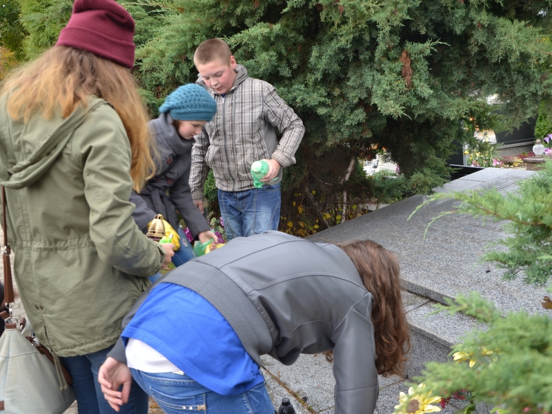 Uczniowie z Murowanej Gośliny zapalili znicze w miejscach pamięci
