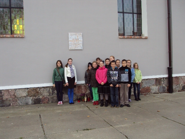 Uczniowie z Murowanej Gośliny zapalili znicze w miejscach pamięci