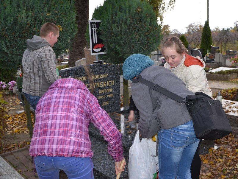 Uczniowie z Murowanej Gośliny zapalili znicze w miejscach pamięci