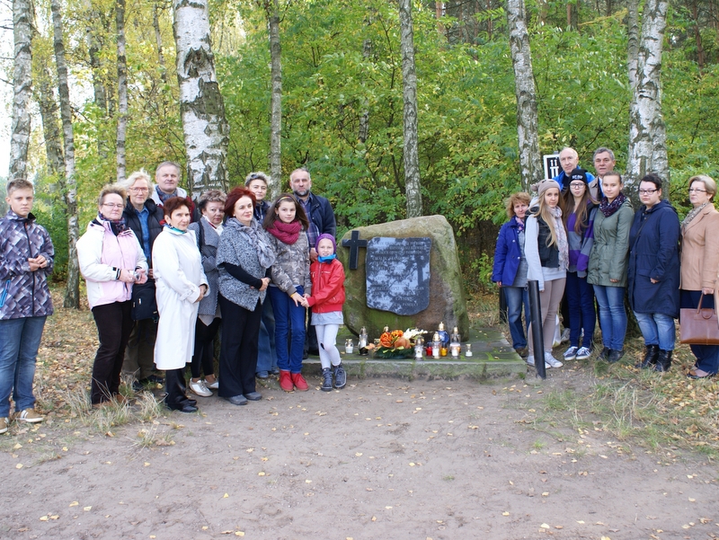 Uczniowie z Murowanej Gośliny zapalili znicze w miejscach pamięci