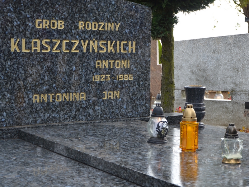 Uczniowie z Murowanej Gośliny zapalili znicze w miejscach pamięci