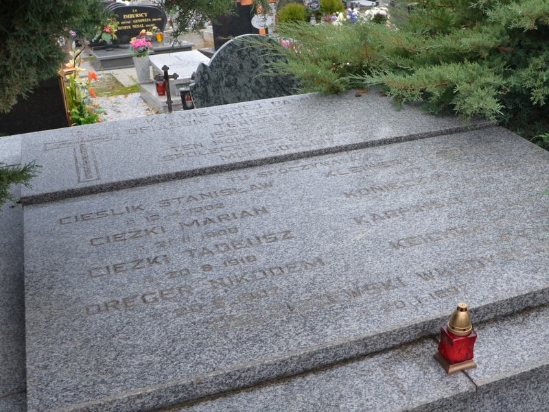 Uczniowie z Murowanej Gośliny zapalili znicze w miejscach pamięci