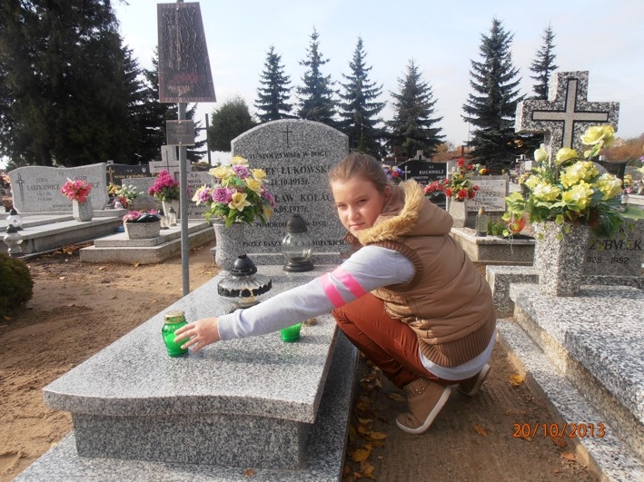 Uczniowie z Murowanej Gośliny zapalili znicze w miejscach pamięci