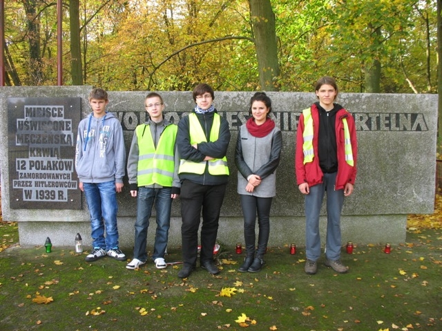 W Bolewicku, Nowym Tomyślu i Kuźnicy znicze zapalili turyści z KTR PTTK "28 cali" przy ZSOiP im. Mikołaja Kopernika w Nowym Tomyślu