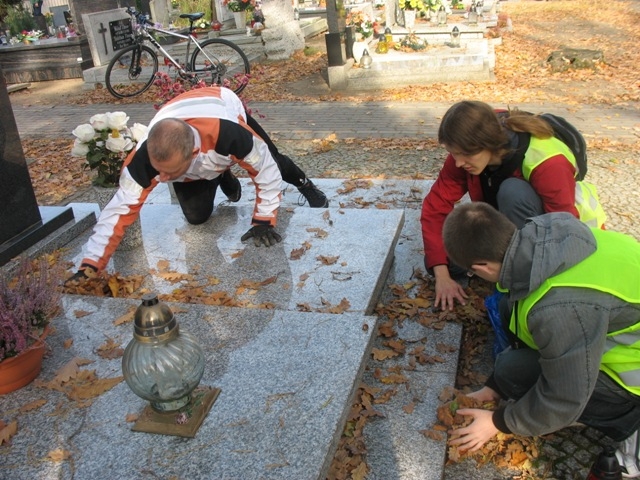 Znicz 2013 Nowy Tomyśl, Bolewicko, Kuźnica Zbąska (10) - W Bolewicku, Nowym Tomyślu i Kuźnicy znicze zapalili turyści z KTR PTTK "28 cali" przy ZSOiP im. Mikołaja Kopernika w Nowym Tomyślu - fot. Jacek Stępniewski