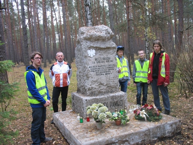 W Bolewicku, Nowym Tomyślu i Kuźnicy znicze zapalili turyści z KTR PTTK "28 cali" przy ZSOiP im. Mikołaja Kopernika w Nowym Tomyślu