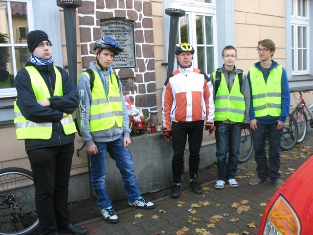 W Bolewicku, Nowym Tomyślu i Kuźnicy znicze zapalili turyści z KTR PTTK "28 cali" przy ZSOiP im. Mikołaja Kopernika w Nowym Tomyślu