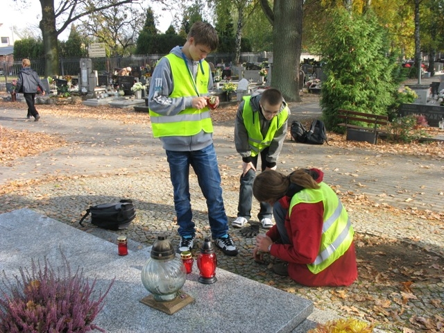 W Bolewicku, Nowym Tomyślu i Kuźnicy znicze zapalili turyści z KTR PTTK "28 cali" przy ZSOiP im. Mikołaja Kopernika w Nowym Tomyślu