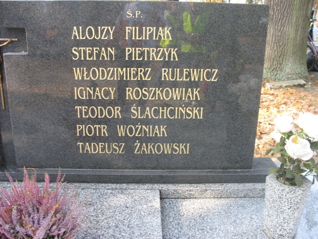 W Bolewicku, Nowym Tomyślu i Kuźnicy znicze zapalili turyści z KTR PTTK "28 cali" przy ZSOiP im. Mikołaja Kopernika w Nowym Tomyślu