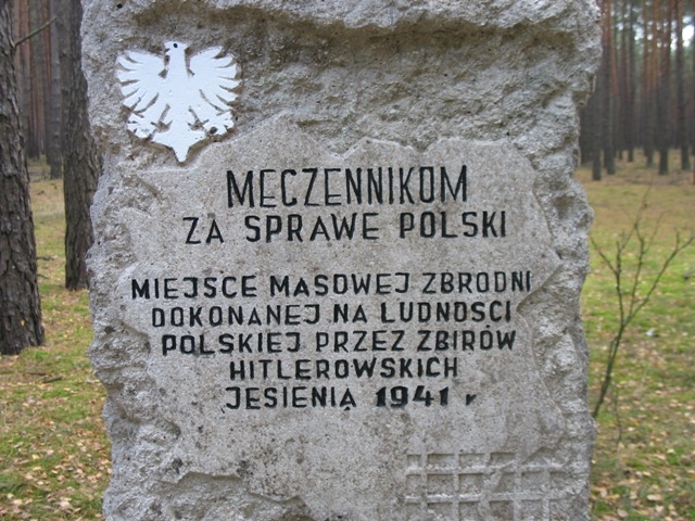 W Bolewicku, Nowym Tomyślu i Kuźnicy znicze zapalili turyści z KTR PTTK "28 cali" przy ZSOiP im. Mikołaja Kopernika w Nowym Tomyślu