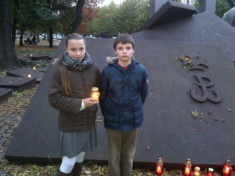 Znicze pod Pomnikiem Polskiego Państwa Podziemnego