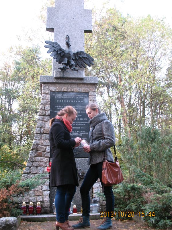 Znicze na cmentarzu Miłostowo zapalili przedstawiciele Szkolnego Koła Stowarzyszenia Pamięci AK przy VIII LO