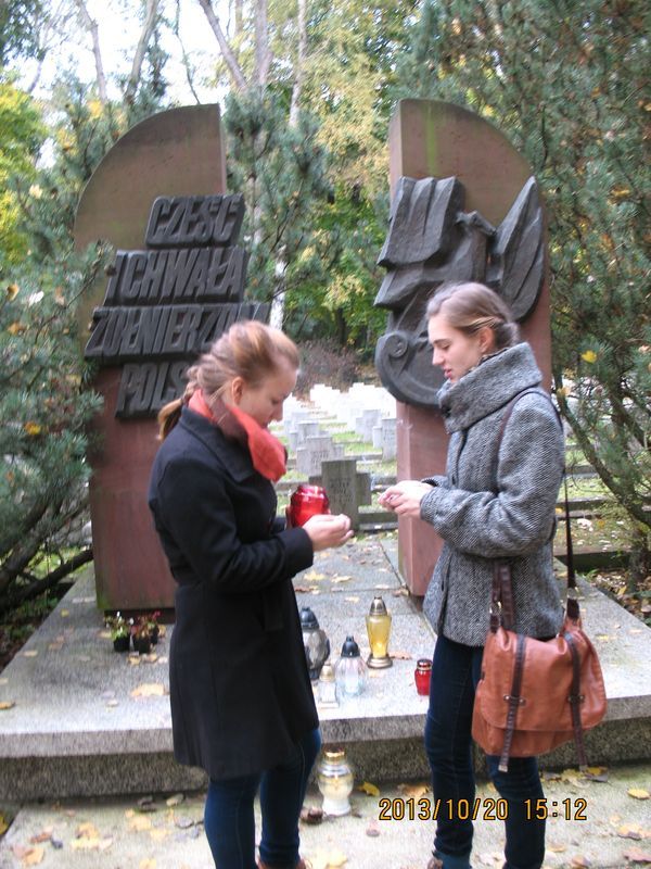 Znicze na cmentarzu Miłostowo zapalili przedstawiciele Szkolnego Koła Stowarzyszenia Pamięci AK przy VIII LO