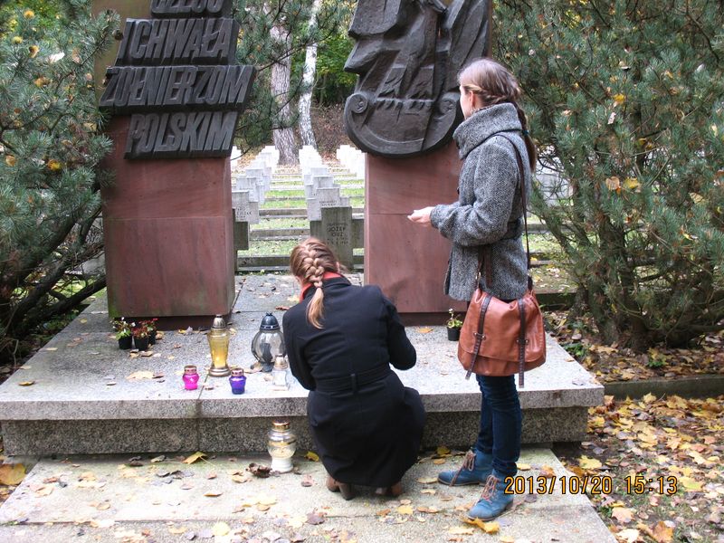 Znicze na cmentarzu Miłostowo zapalili przedstawiciele Szkolnego Koła Stowarzyszenia Pamięci AK przy VIII LO