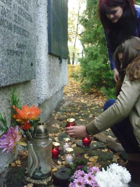 Znicze na Cmentarzu Bohaterów zapalili uczniowie Zespółu Szkół nr 1 im. Bartłomieja z Bydgoszczy