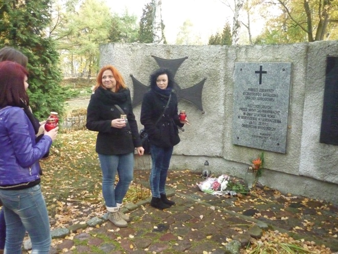 Znicze na Cmentarzu Bohaterów zapalili uczniowie Zespółu Szkół nr 1 im. Bartłomieja z Bydgoszczy