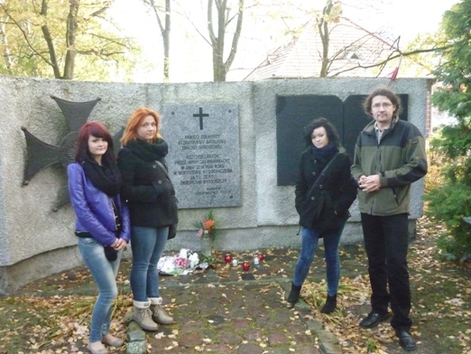 Znicze na Cmentarzu Bohaterów zapalili uczniowie Zespółu Szkół nr 1 im. Bartłomieja z Bydgoszczy