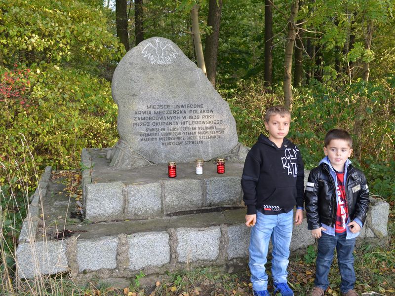 Pleszew-Malinie-Boreczek. Adam i Wojciech zapalili znicz przy pomniku