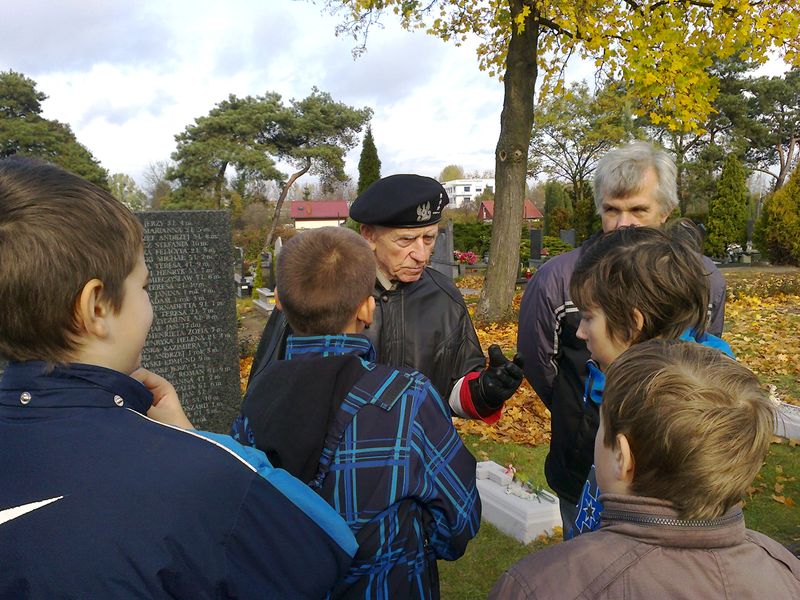 Uczniowie Gimnazjum nr 2 im. gen. Elżbiety Zawackiej w Toruniu zapalili znicze pod pomnikiem Szmalcówki