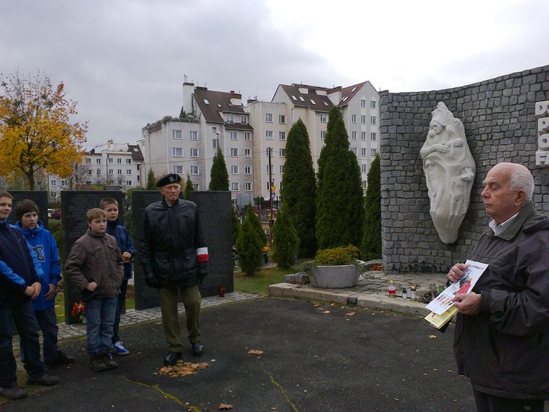Uczniowie Gimnazjum nr 2 im. gen. Elżbiety Zawackiej w Toruniu zapalili znicze pod pomnikiem Szmalcówki
