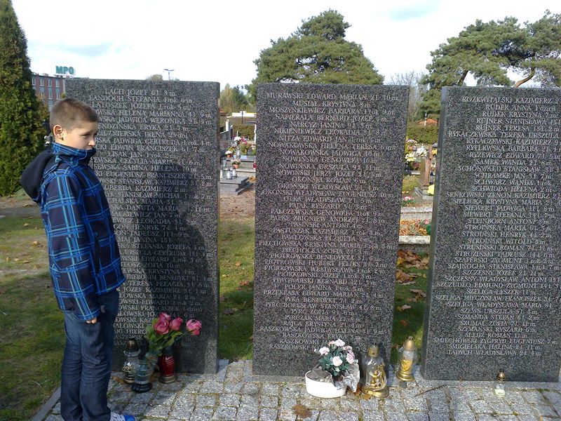 Uczniowie Gimnazjum nr 2 im. gen. Elżbiety Zawackiej w Toruniu zapalili znicze pod pomnikiem Szmalcówki