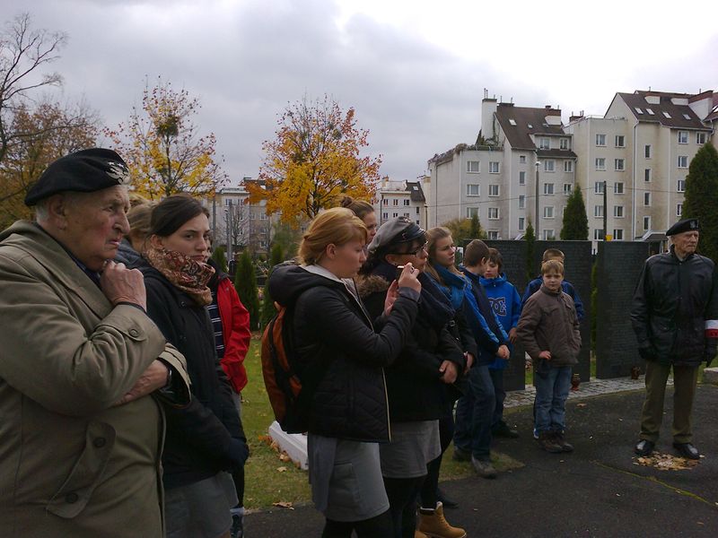 Uczniowie Gimnazjum nr 2 im. gen. Elżbiety Zawackiej w Toruniu zapalili znicze pod pomnikiem Szmalcówki