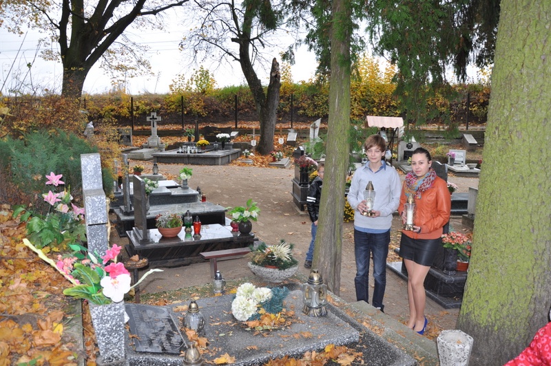 Uczniowie Gimnazjum im. M. Kopernika w Jabłonowie Pomorskim zapalili znicze w miejscach pamięci