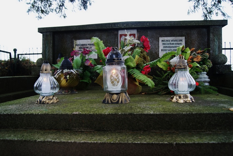 Uczniowie Gimnazjum im. M. Kopernika w Jabłonowie Pomorskim zapalili znicze w miejscach pamięci