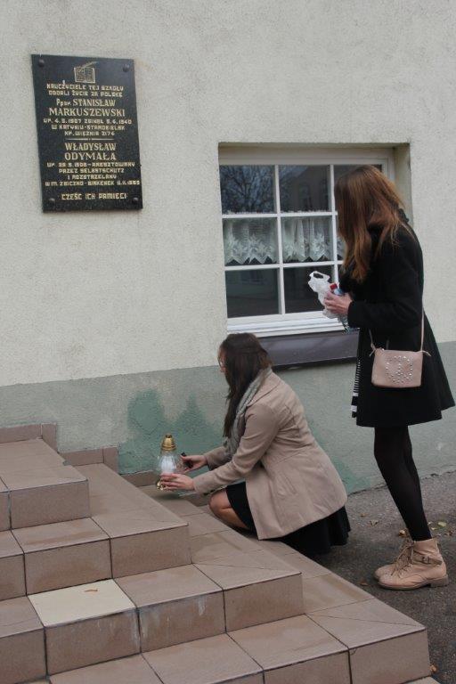 Uczniowie Gimnazjum im. M. Kopernika w Jabłonowie Pomorskim zapalili znicze w miejscach pamięci
