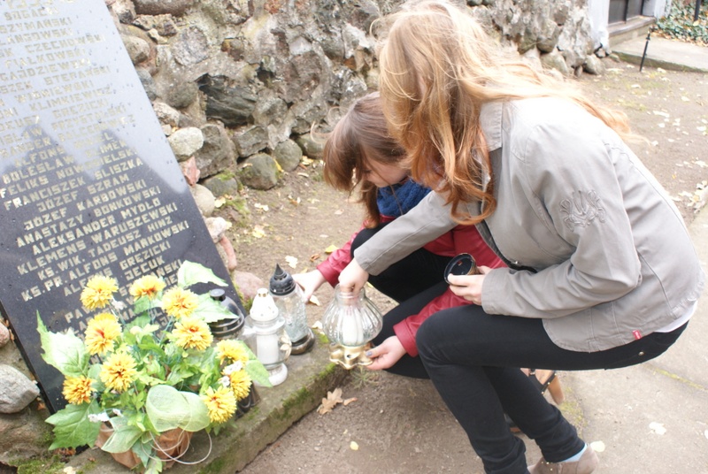 Uczniowie Gimnazjum im. M. Kopernika w Jabłonowie Pomorskim zapalili znicze w miejscach pamięci