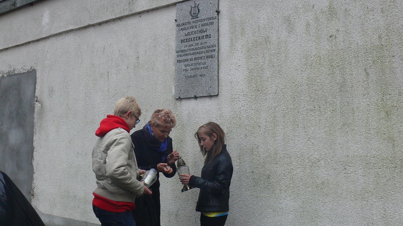 Uczniowie Gimnazjum im. M. Kopernika w Jabłonowie Pomorskim zapalili znicze w miejscach pamięci