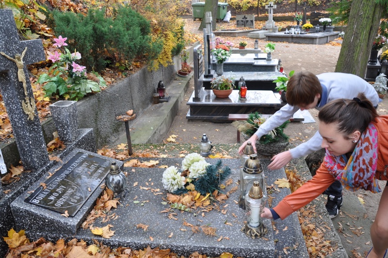 Uczniowie Gimnazjum im. M. Kopernika w Jabłonowie Pomorskim zapalili znicze w miejscach pamięci