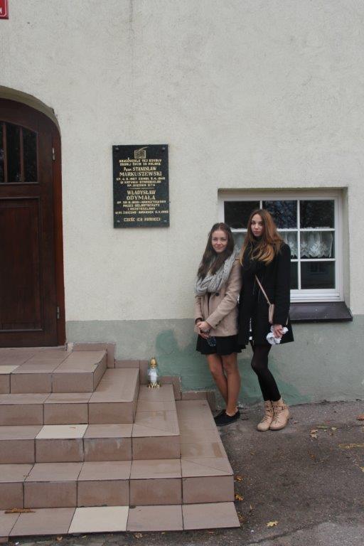 Uczniowie Gimnazjum im. M. Kopernika w Jabłonowie Pomorskim zapalili znicze w miejscach pamięci