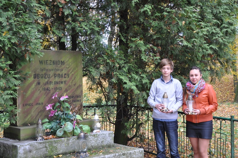 Uczniowie Gimnazjum im. M. Kopernika w Jabłonowie Pomorskim zapalili znicze w miejscach pamięci