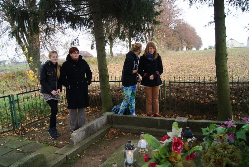 Uczniowie Gimnazjum im. M. Kopernika w Jabłonowie Pomorskim zapalili znicze w miejscach pamięci