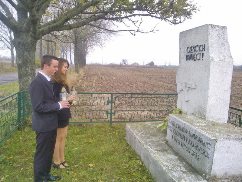 Uczniowie Gimnazjum im. M. Kopernika w Jabłonowie Pomorskim zapalili znicze w miejscach pamięci