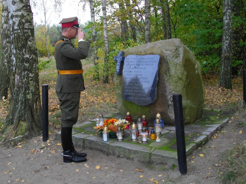 Oddział Ułanów Miasta Poznania zapalił znicze w Biedrusku i Murowanej Goślinie