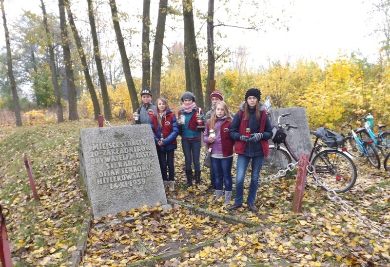 Znicz 2013 Sieradz Rajd (2) - Rajd rowerowy klasy VI Katolickiej SP w Sieradzu śladem miejsc pamięci - fot. Joanna Maksajda