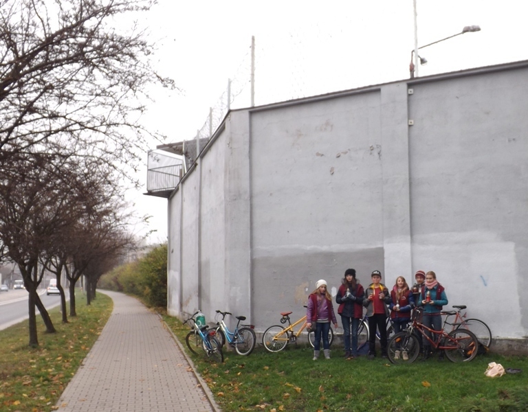 Rajd rowerowy klasy VI Katolickiej SP w Sieradzu śladem miejsc pamięci